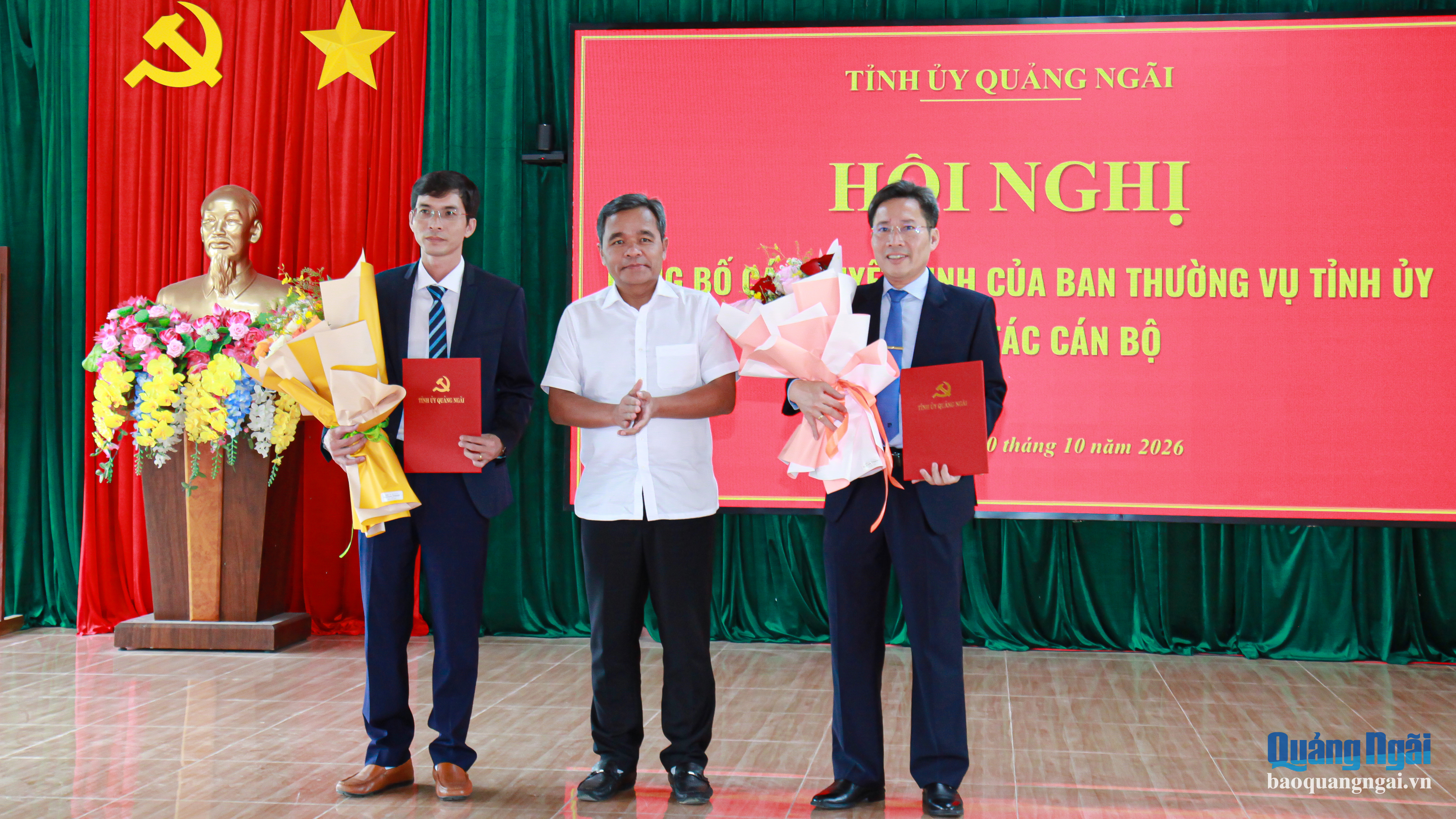 Ủy viên Trung ương Đảng, Bí thư Tỉnh ủy Hồ Văn Niên trao quyết định và tặng hoa chúc mừng đồng chí Nguyễn Đức Hương và đồng chí Nguyễn Quang Thạch.