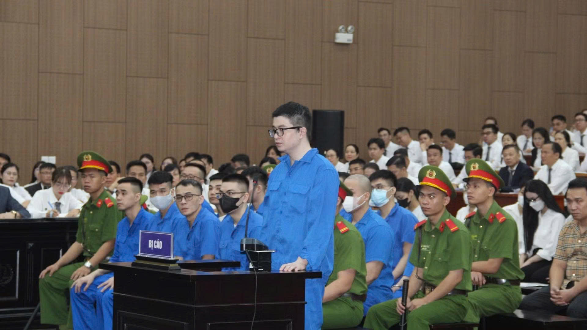 Mr Pips v&agrave; 187 đồng phạm hầu t&ograve;a