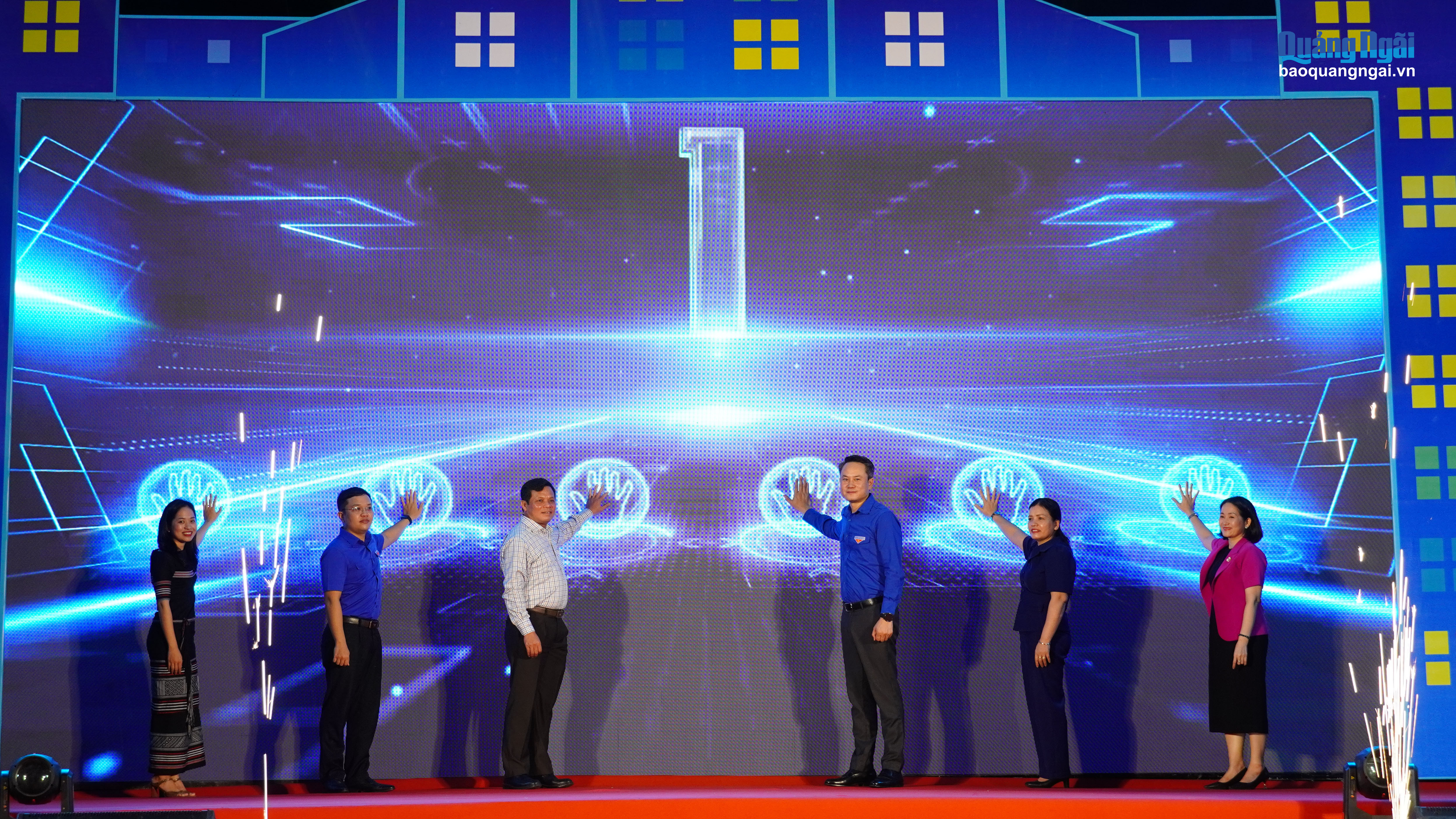 Các đại biểu thực hiện nghi thức khai mạc chương trình.