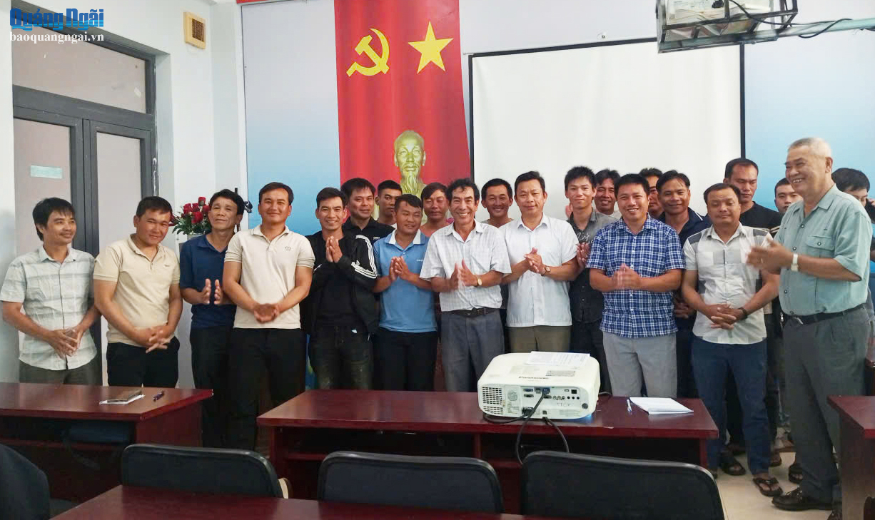 Các ngư dân tham gia lớp đào tạo thuyền trưởng ở đặc khu Lý Sơn.
