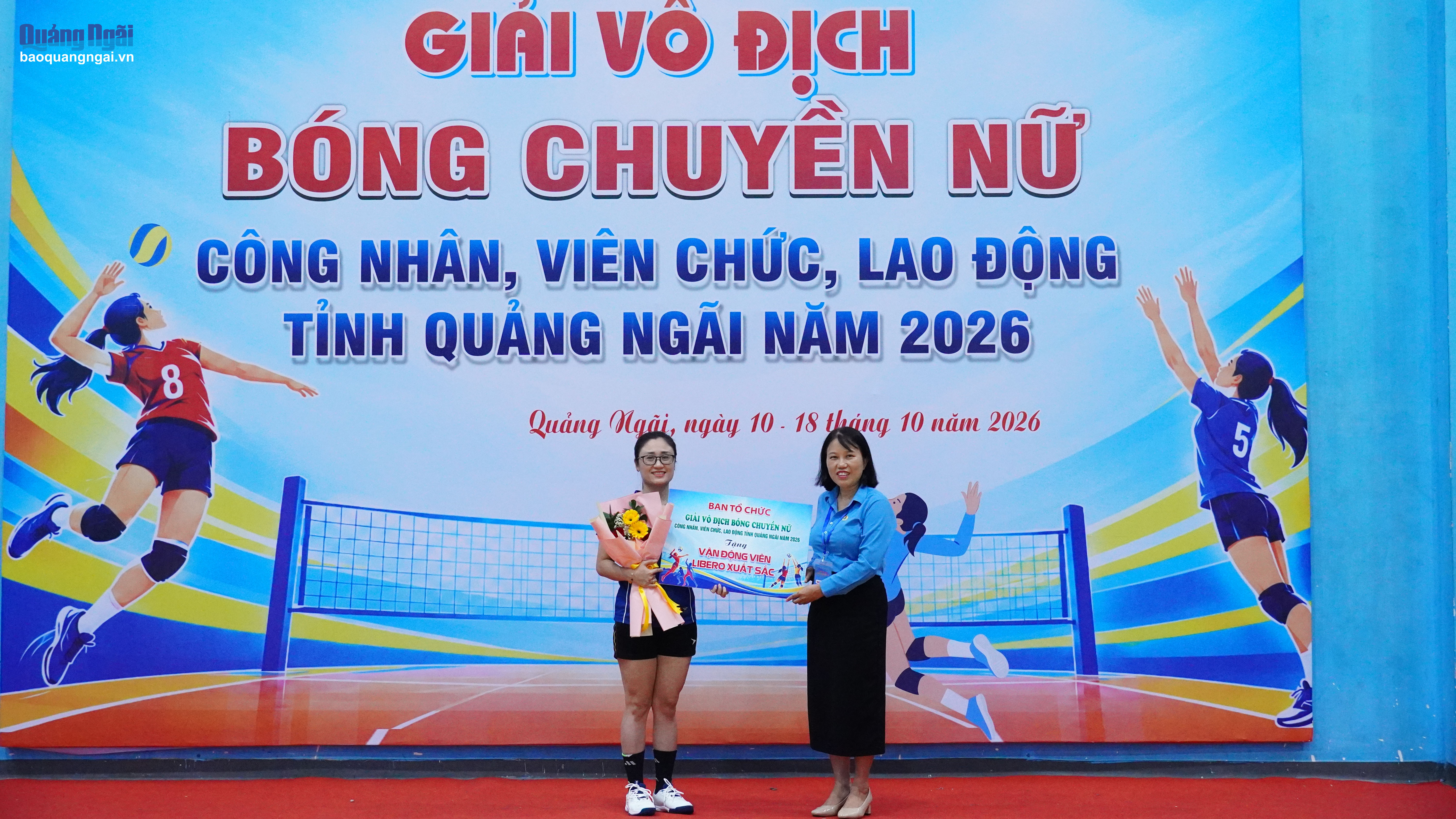 Ban tổ chức trao danh hiệu vận động viên libero xuất sắc của giải.