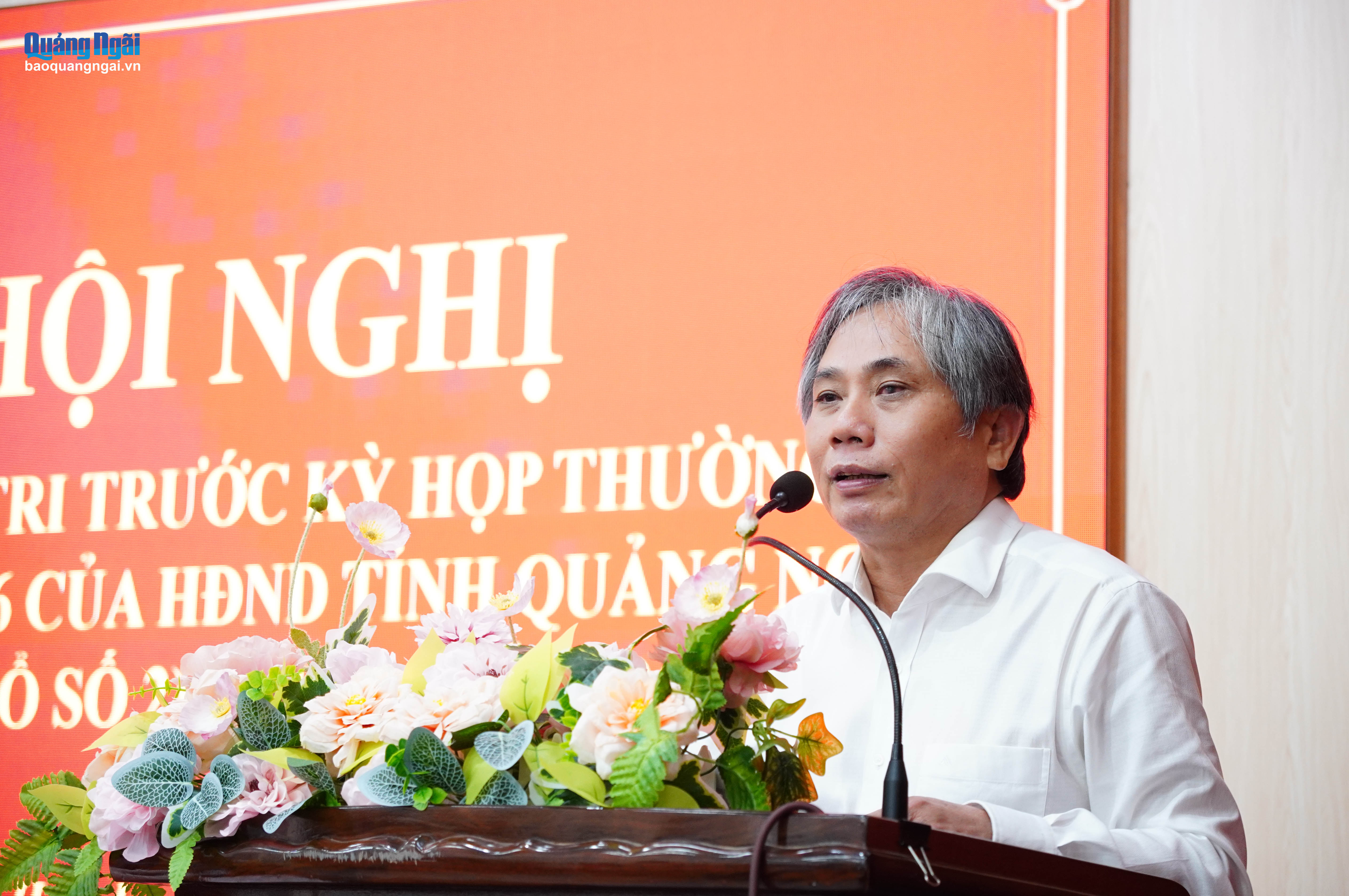 Ủy viên Ban Thường vụ Tỉnh ủy, Trưởng Ban Tổ chức Tỉnh ủy Lữ Ngọc Bình trao đổi, giải đáp một số nội dung cử tri phản ảnh.