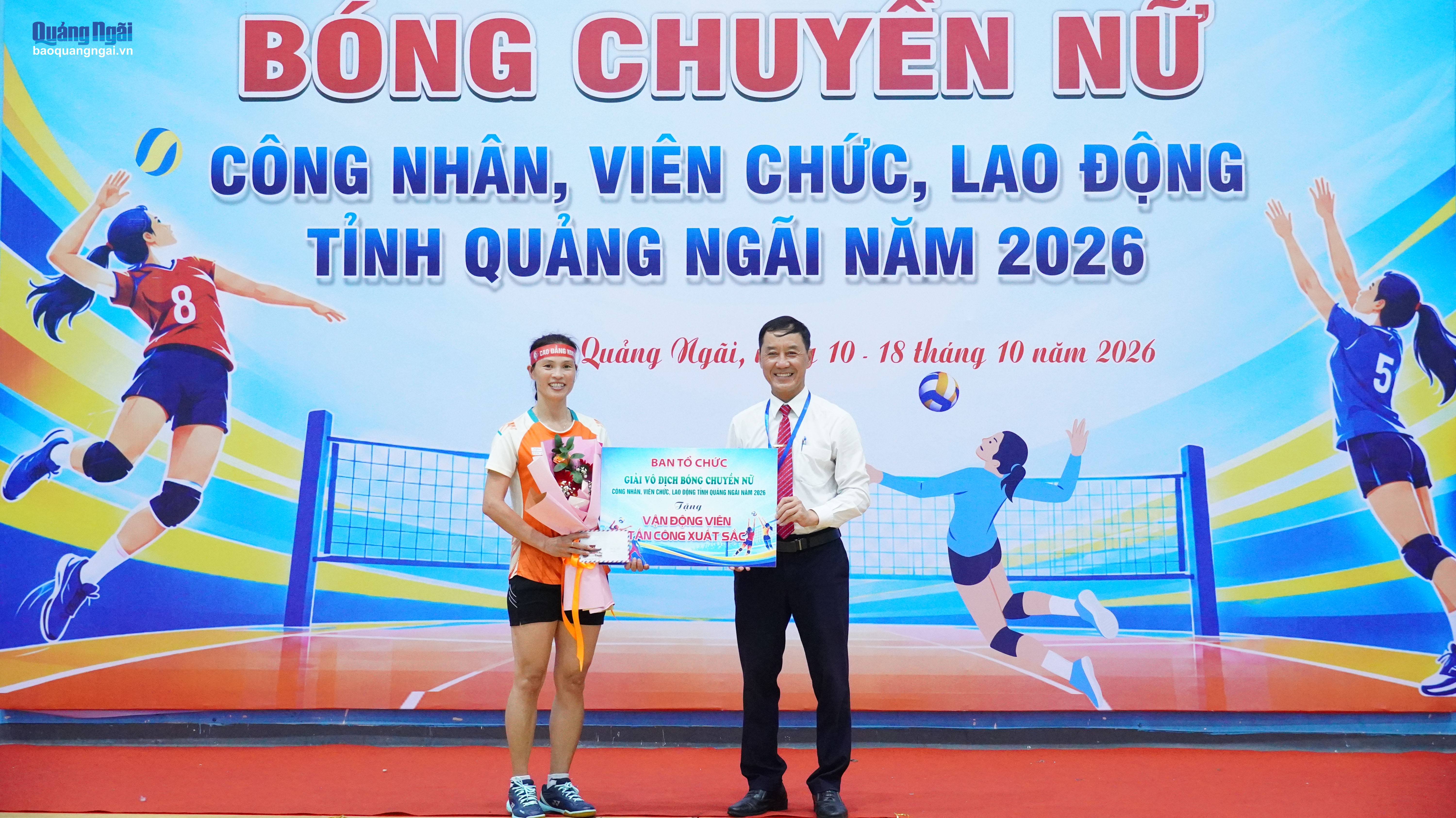 Ban tổ chức trao danh hiệu vận động viên tấn công xuất sắc của giải.