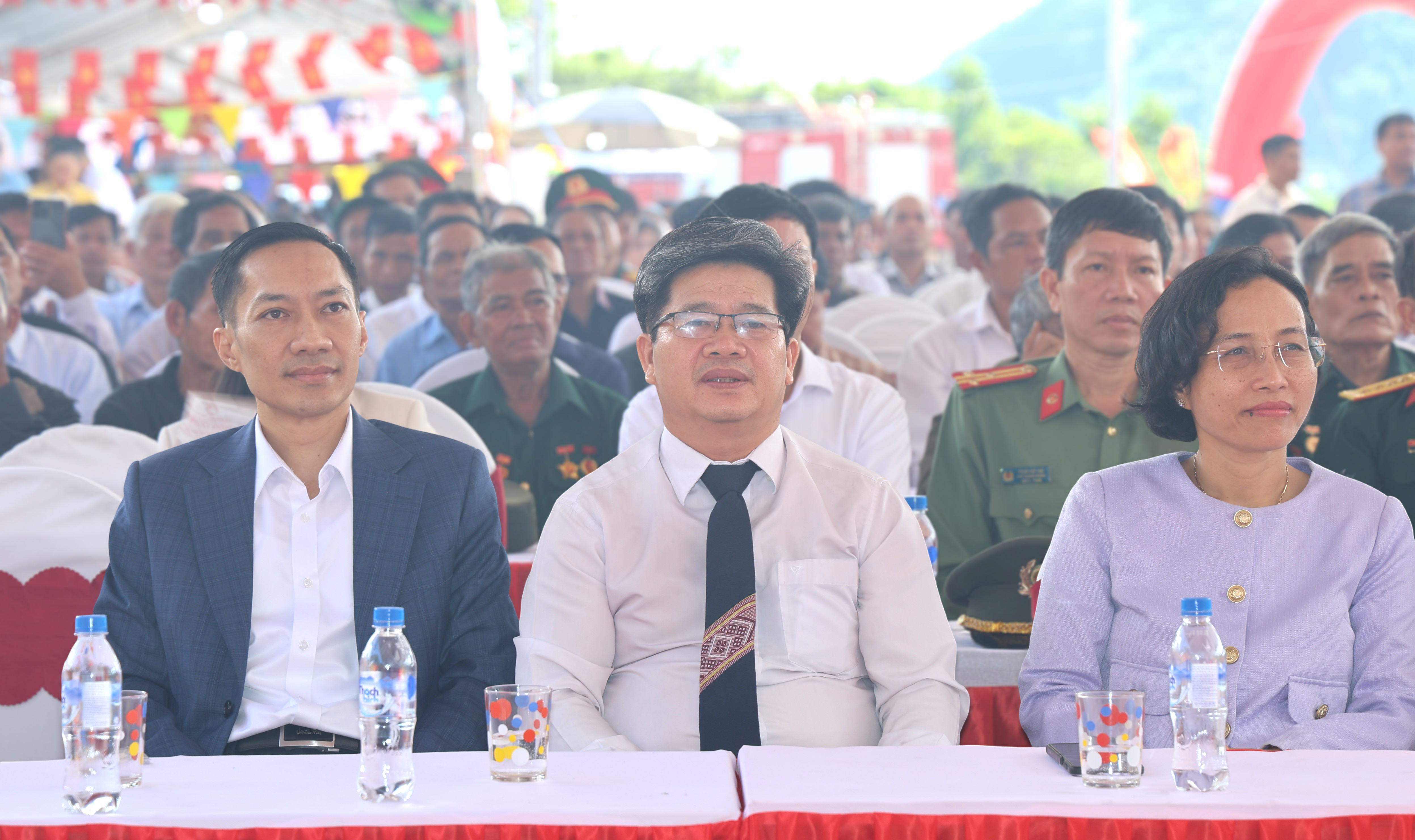 Đại biểu tham dự chương trình kỷ niệm 65 năm Chiến thắng Trà Nô tại xã Ba Tô.