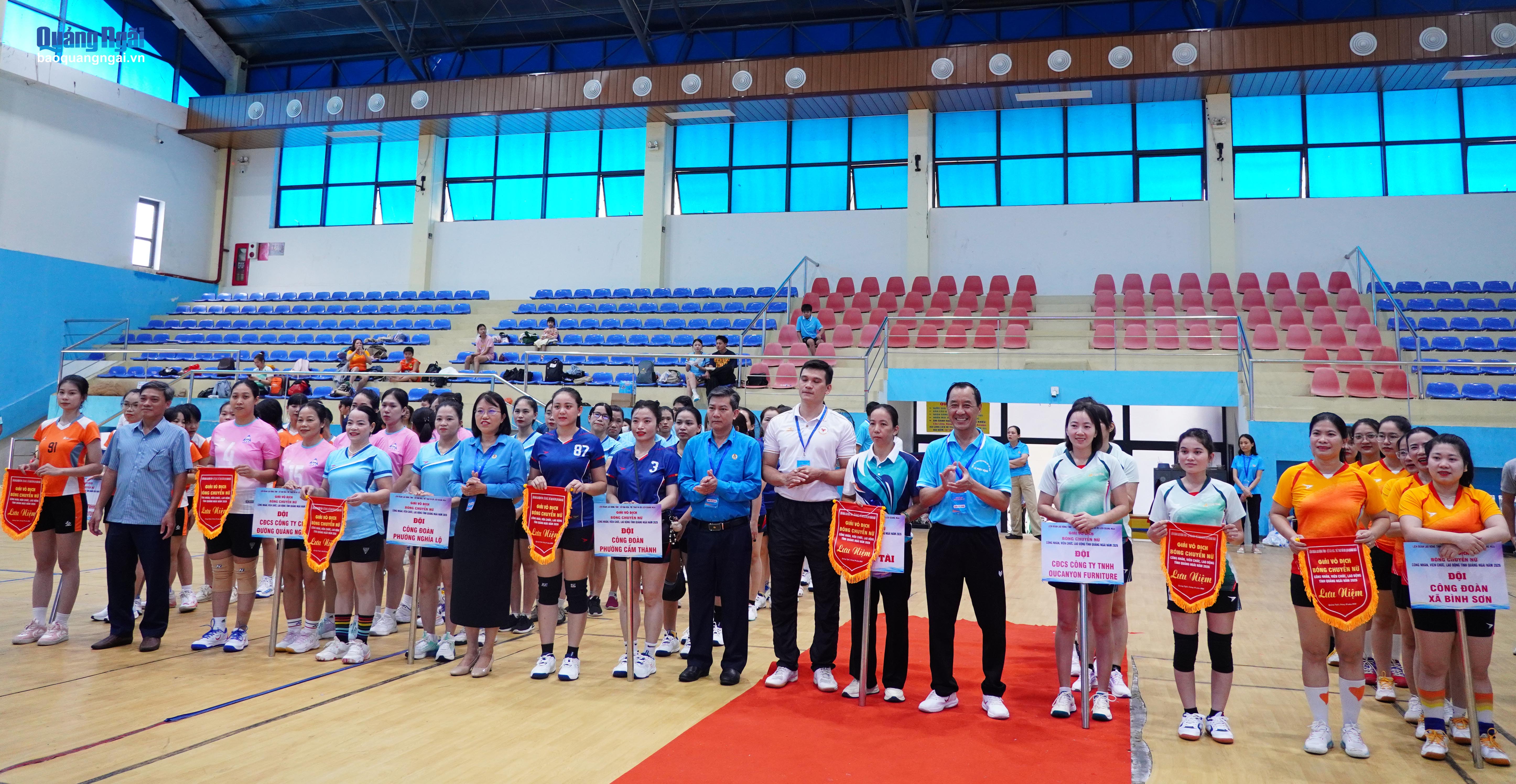 Ban tổ chức tặng cờ và chụp hình lưu niệm cùng các đội thi tại khu vực phía Đông của tỉnh.