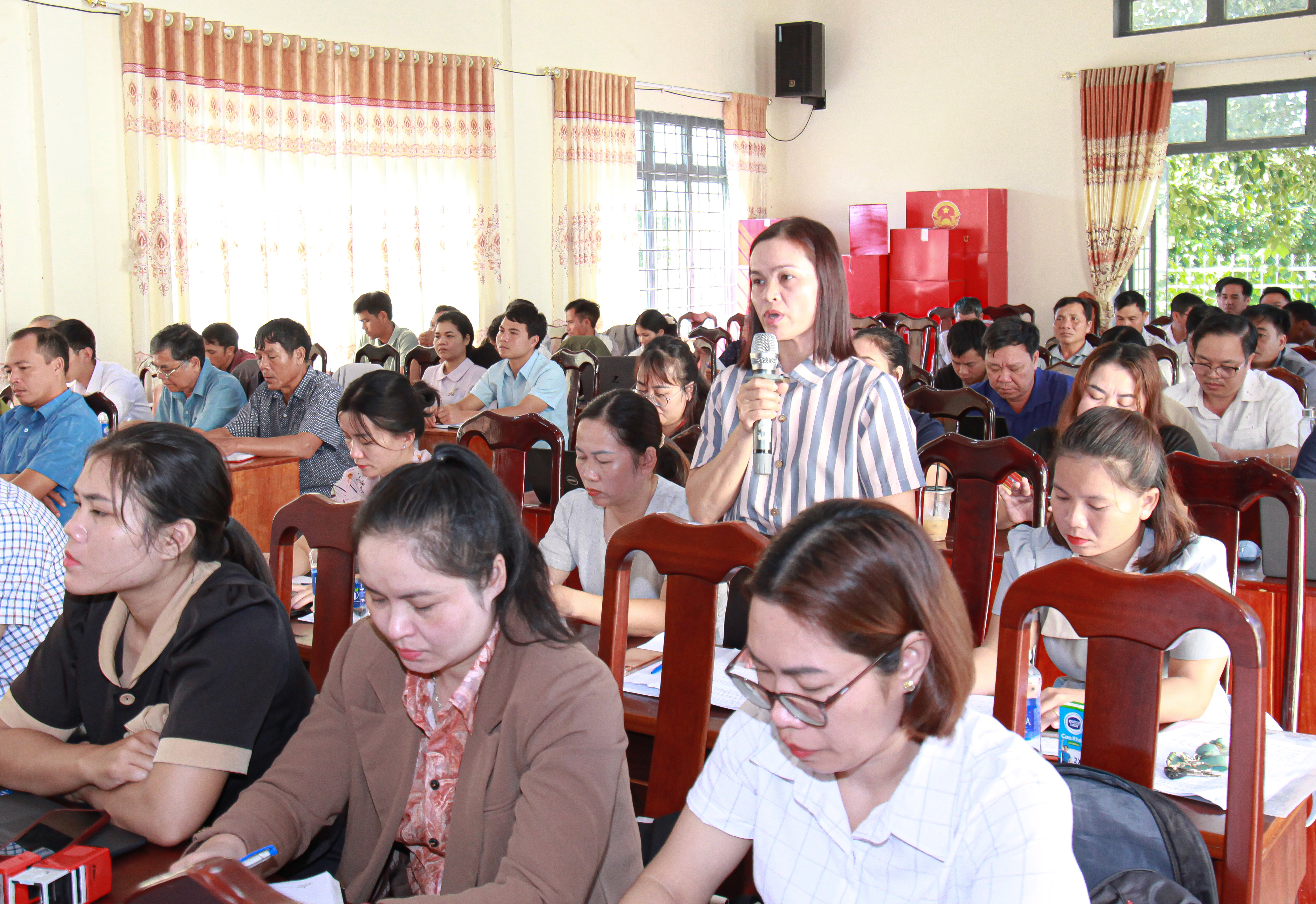 Cử tri nêu kiến nghị tại buổi tiếp xúc cử tri.