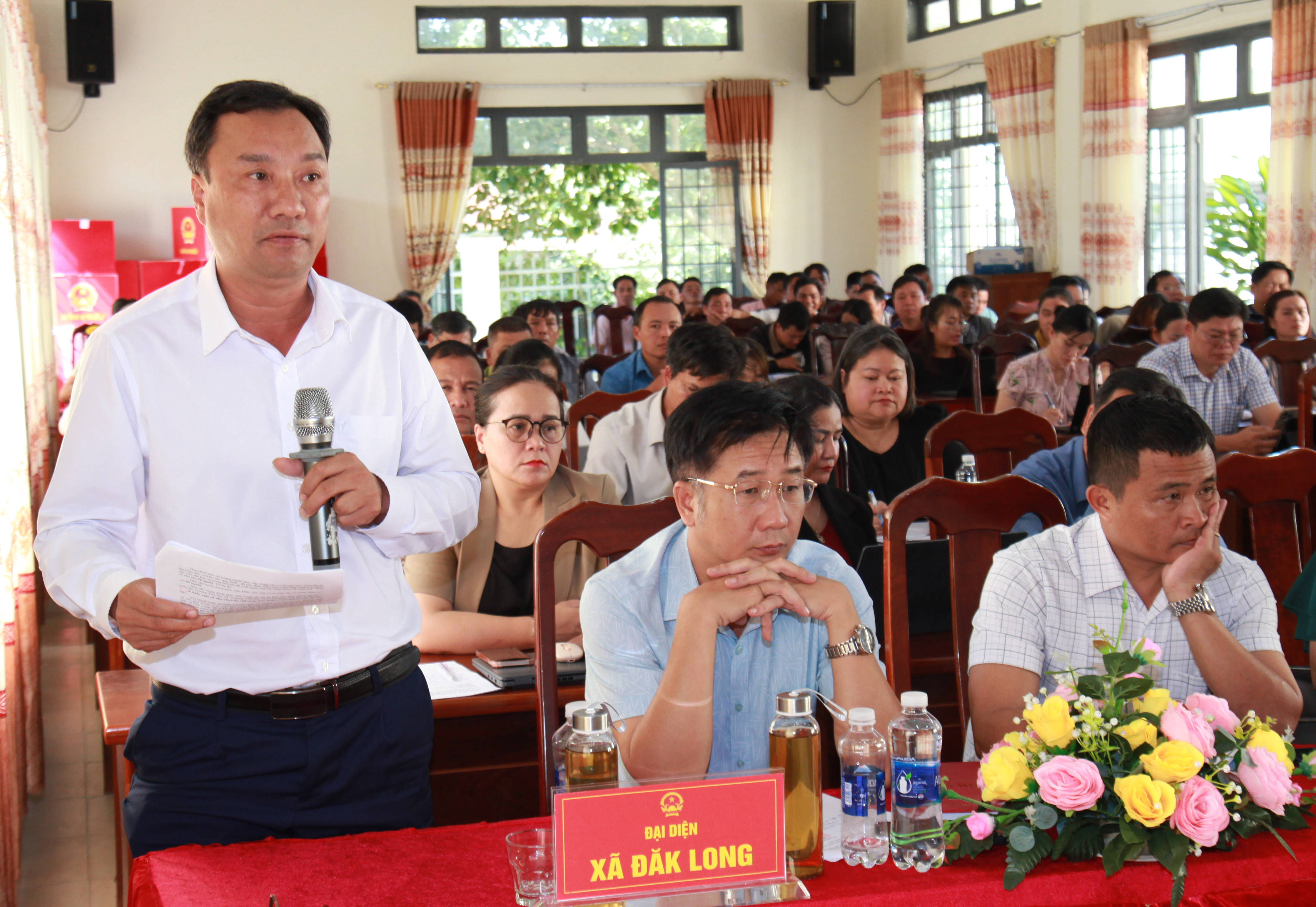 Đại diện lãnh đạo các địa phương nêu các kiến nghị tại buổi làm việc.